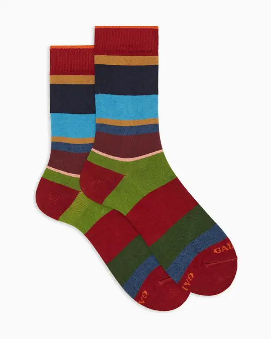 Calze corte uomo cotone e cashmere bordò righe multicolor macro